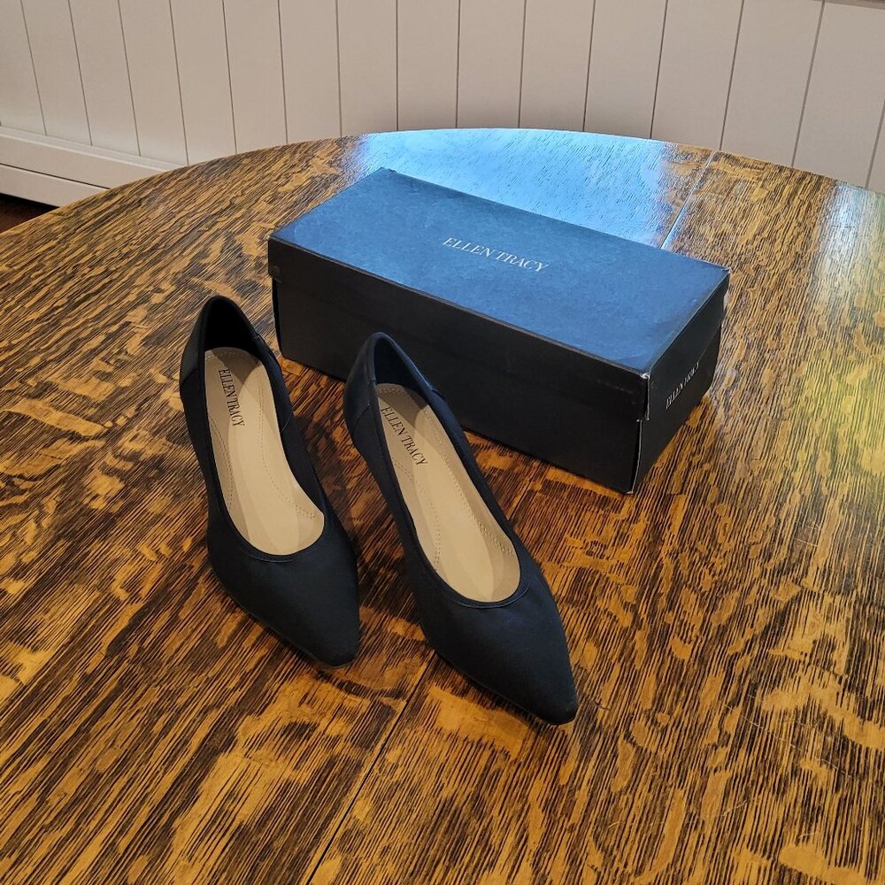 Like New Ellen Tracy Women's Black Low Heels Pumps shoes. Size 7.